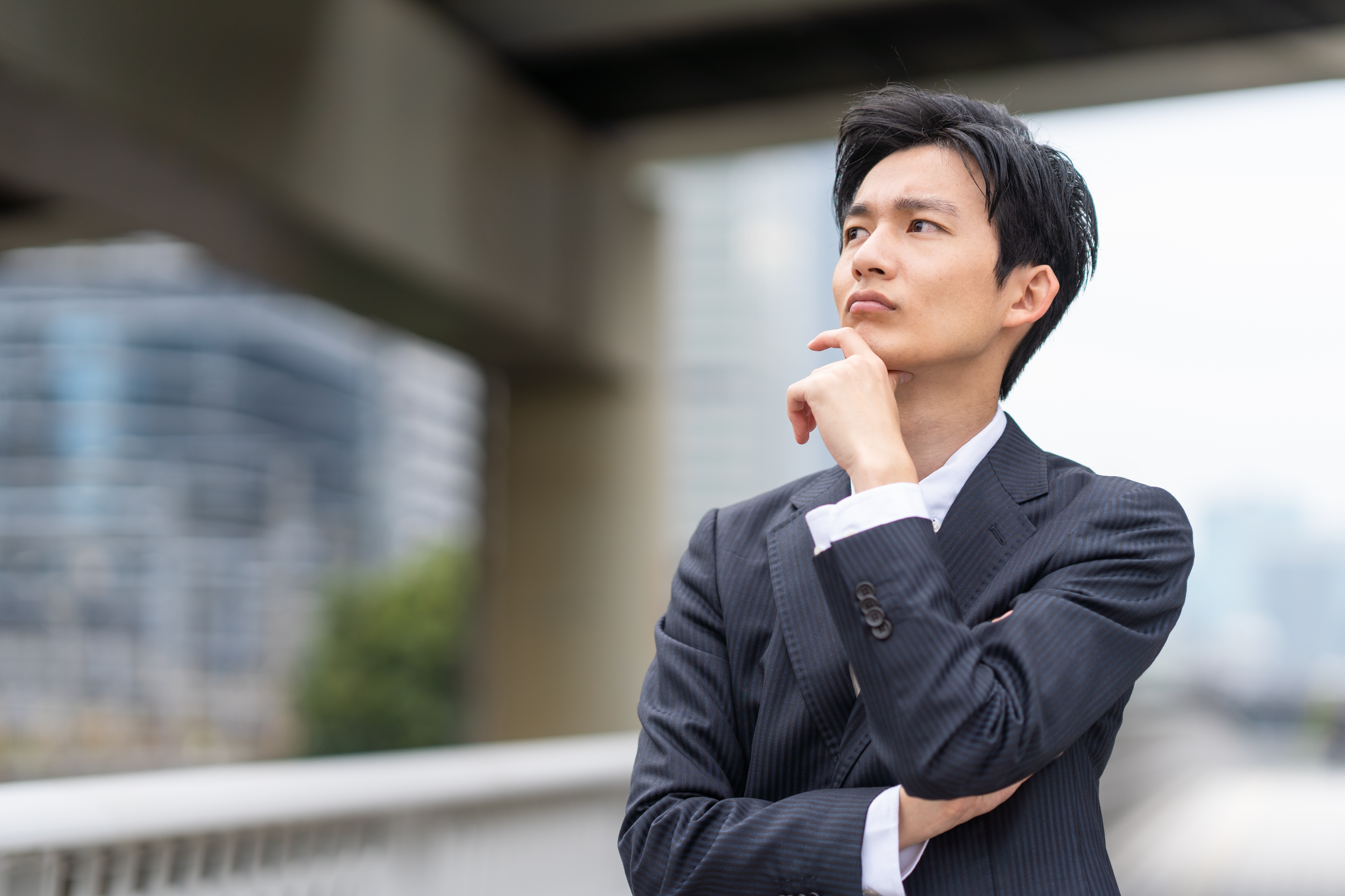 課題に向き合う経営者のイメージ